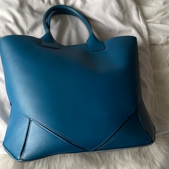 REDUCED! ⬇️GIVENCHY Easy Tote Bag - Picture 3 of 16
